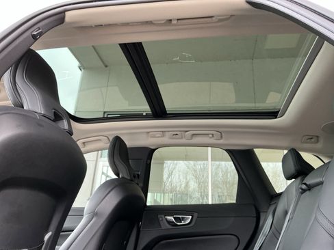 Used 2023 Volvo XC60 B5 Plus image 29
