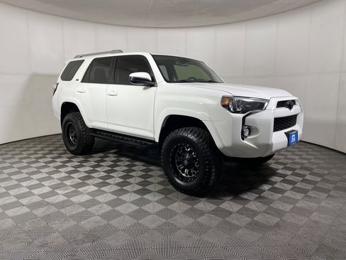 Used 2018 Toyota 4Runner SR5 image 2