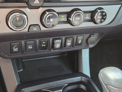 Used 2018 Toyota Tacoma TRD Off-Road w/ Technology Package AWD/4WD image 23