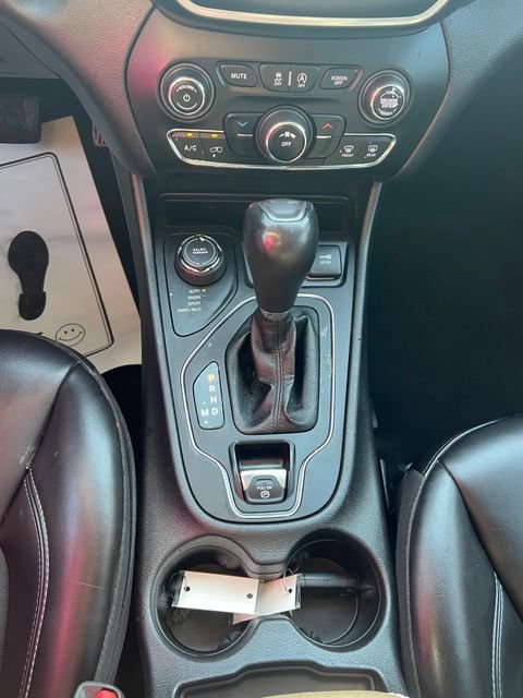 Certified 2021 Jeep Cherokee Latitude Plus AWD/4WD image 16