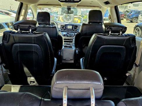 Used 2019 Chrysler Pacifica Limited FWD image 30