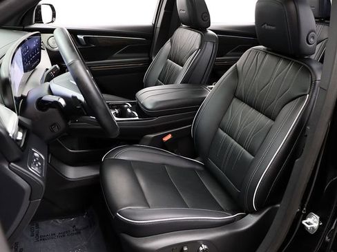 Certified 2025 Buick Enclave Avenir image 9