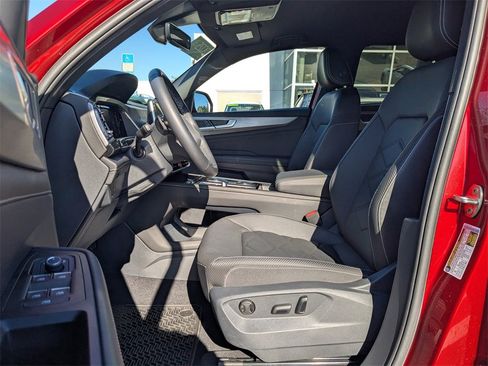 Used 2025 Volkswagen Atlas Cross Sport SE image 2