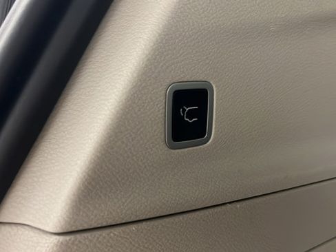 Used 2024 Chrysler Pacifica Touring-L FWD image 30