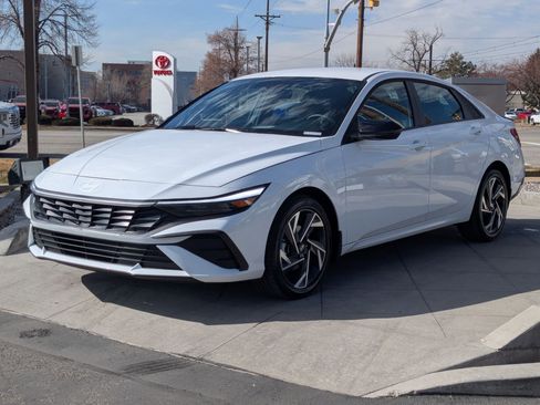 Certified 2025 Hyundai Elantra Sport image 10