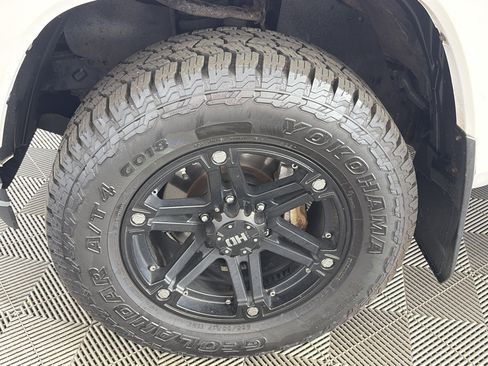 Used 2017 Toyota Tacoma TRD Sport AWD/4WD image 8