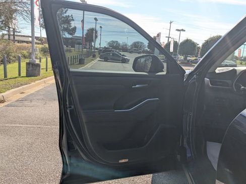 Certified 2024 Toyota Highlander XLE image 11