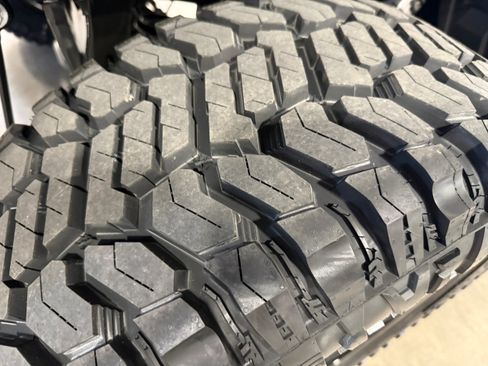 Used 2025 Jeep Gladiator Sport image 23