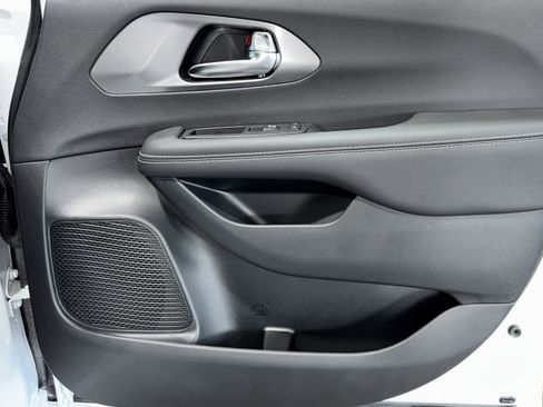 New 2026 Chrysler Pacifica Select FWD image 31