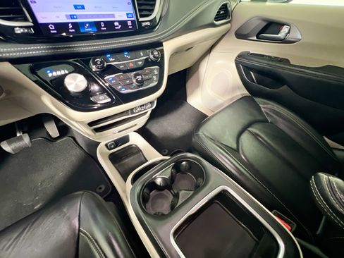 Used 2023 Chrysler Pacifica Touring-L FWD image 26