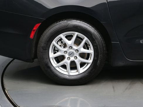 Used 2022 Chrysler Pacifica Touring-L FWD image 9