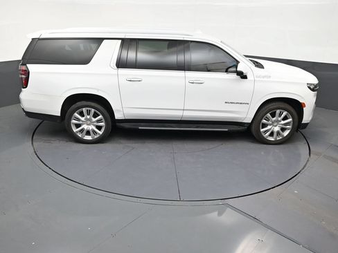 Used 2022 Chevrolet Suburban High Country RWD image 16