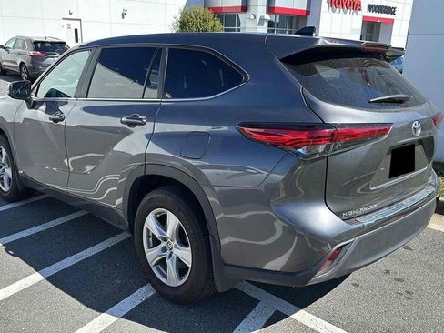 Used 2023 Toyota Highlander LE AWD/4WD image 4
