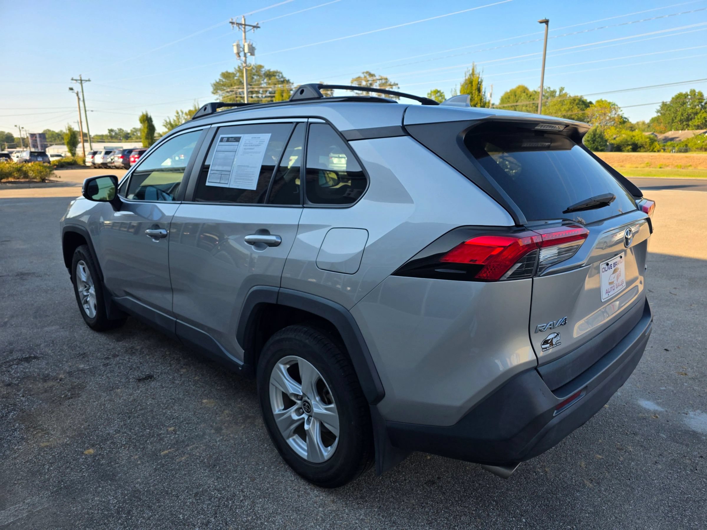 Used 2021 Toyota RAV4 XLE w/ Convenience Package FWD image 3