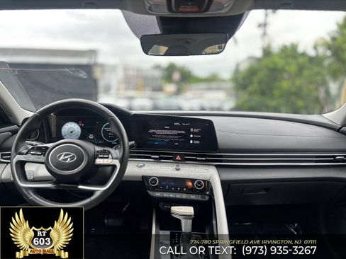 Used 2023 Hyundai Elantra Limited w/ Preferred Accessory Package FWD image 12