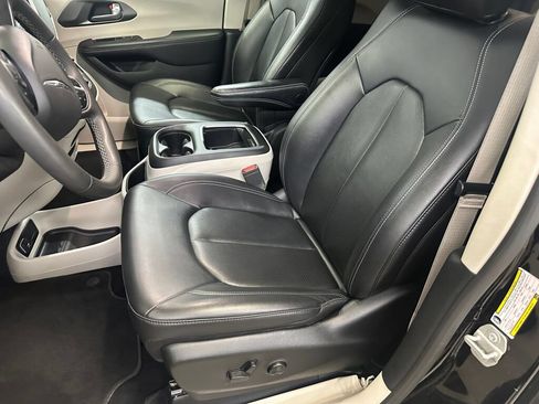 Used 2024 Chrysler Pacifica Touring-L FWD image 5