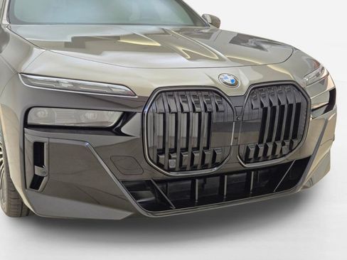 Used 2025 BMW 760i xDrive w/ Executive Package AWD/4WD image 4
