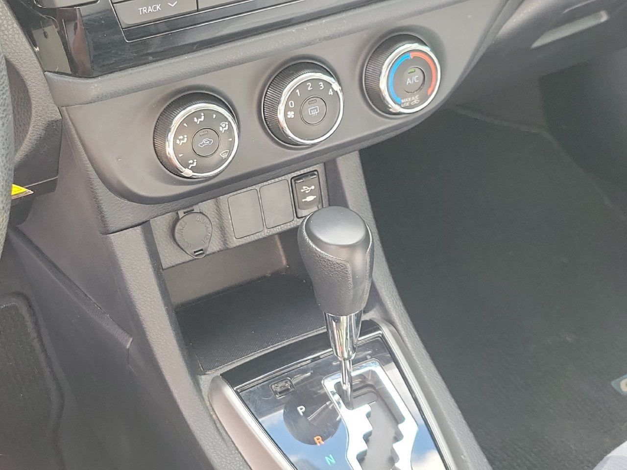 Used 2015 Toyota Corolla L FWD image 24