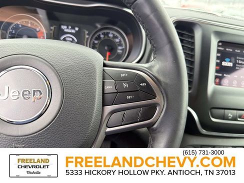 Used 2019 Jeep Cherokee Latitude Plus w/ Comfort/Convenience Group FWD image 28