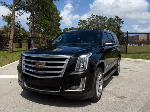 Used 2017 Cadillac Escalade Luxury RWD image 4
