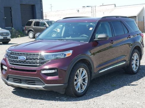 Used 2022 Ford Explorer XLT w/ Equipment Group 202A AWD/4WD image 8