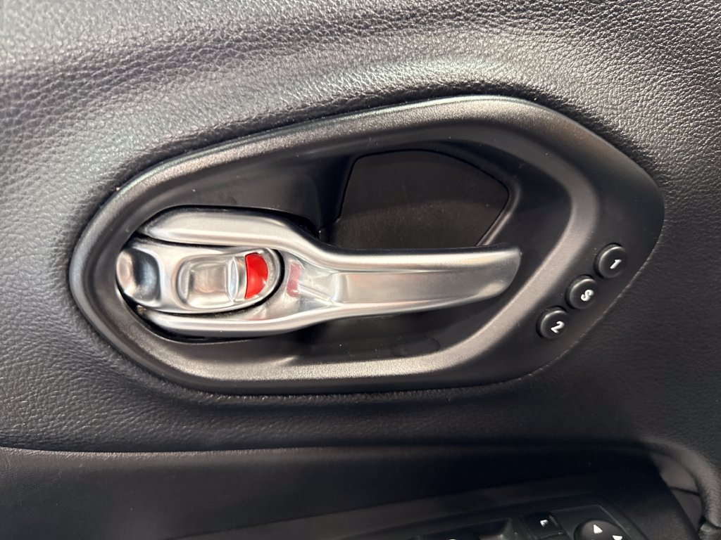 Used 2020 Jeep Cherokee Limited FWD image 28