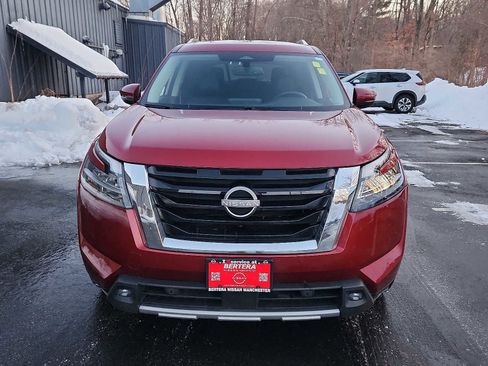 Used 2022 Nissan Pathfinder SL image 2