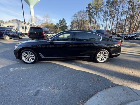 Used 2018 BMW 750i image 4