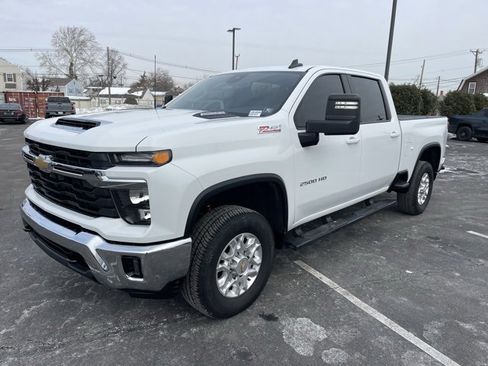Used 2024 Chevrolet Silverado 2500 LT w/ Convenience Package image 4