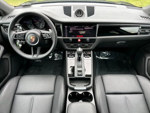 Certified 2025 Porsche Macan AWD/4WD image 6