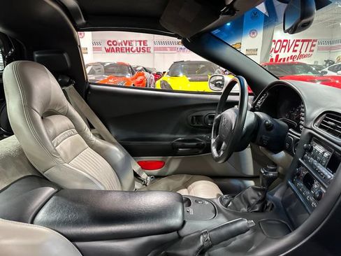 Used 2004 Chevrolet Corvette Coupe w/ Preferred Equipment Group RWD image 13