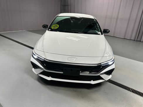 Used 2025 Hyundai Elantra Sport image 2