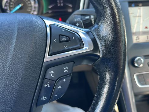 Used 2017 Ford Fusion SE w/ Fusion SE Technology Package FWD image 18