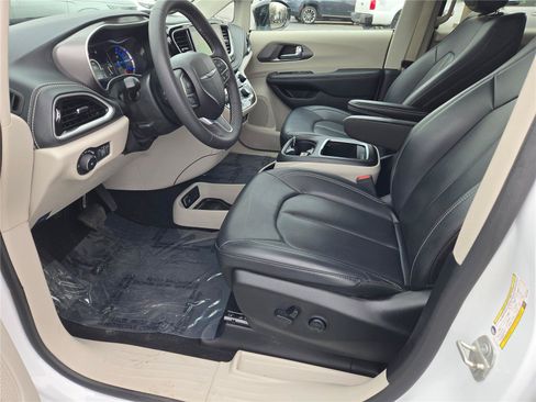 Used 2024 Chrysler Pacifica Limited FWD image 25