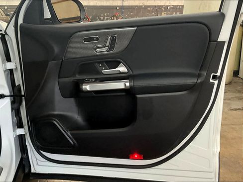 Used 2020 Mercedes-Benz GLB 250 4MATIC image 25