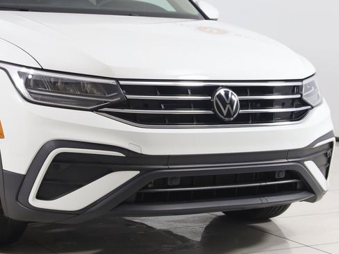 Used 2024 Volkswagen Tiguan SE image 39