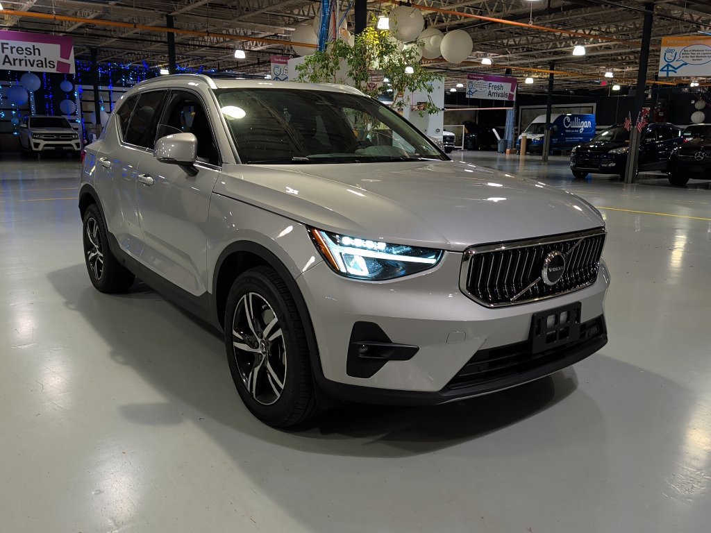 Used 2023 Volvo XC40 B5 Plus AWD/4WD image 5
