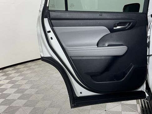 Used 2021 Toyota Highlander XLE image 27