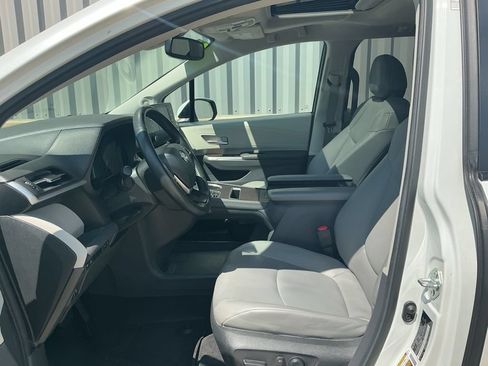 Used 2024 Toyota Sienna XLE w/ XLE Plus Package AWD/4WD image 8