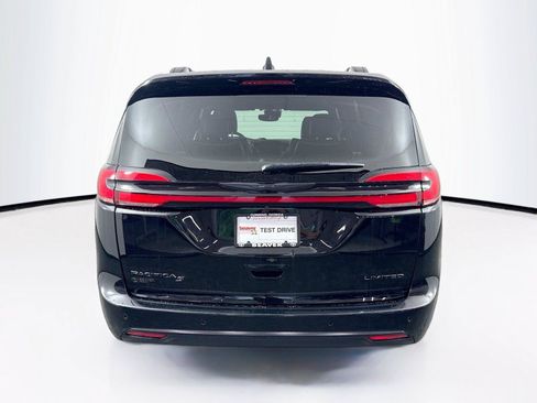 Used 2025 Chrysler Pacifica Limited FWD image 12