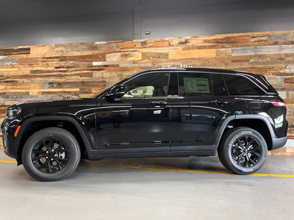 New 2026 Jeep Grand Cherokee 4WD image 13