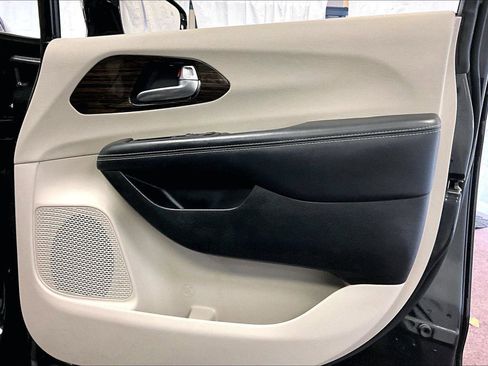 Used 2023 Chrysler Pacifica Limited image 23