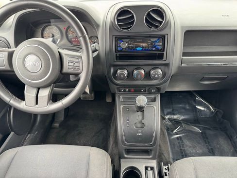 Used 2015 Jeep Patriot Latitude AWD/4WD image 2