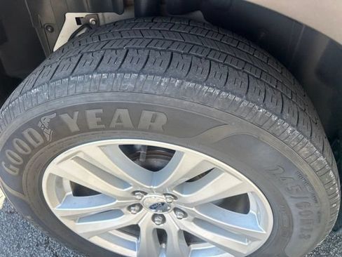 Used 2018 Ford Explorer XLT w/ Equipment Group 202A AWD/4WD image 10