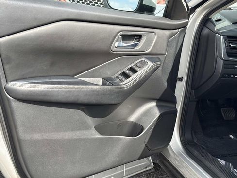 Certified 2024 Nissan Rogue SV FWD image 16