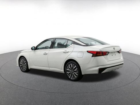 Used 2025 Nissan Altima 2.5 SV FWD image 8