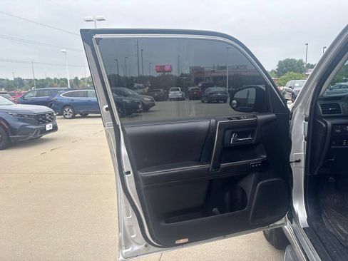 Used 2016 Toyota 4Runner Limited AWD/4WD image 9