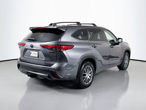 Used 2023 Toyota Highlander XLE AWD/4WD image 4