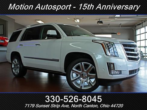 Used 2017 Cadillac Escalade Premium Luxury AWD/4WD image 2