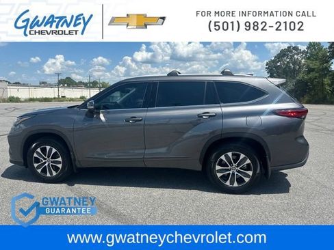 Used 2022 Toyota Highlander XLE AWD/4WD image 8